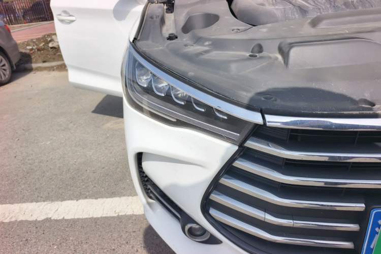 Used BYD Song MAX 2018 1.5T Automatic Smart Connect Elite Model with 6 Seats Right Front Headlight