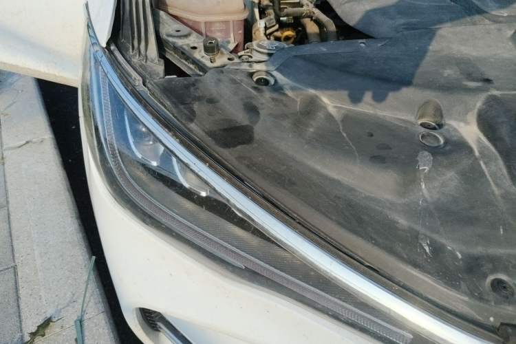 Used BYD Song MAX 2018 1.5T Manual Smart Connect Luxury 6-Seater Right Front Headlight