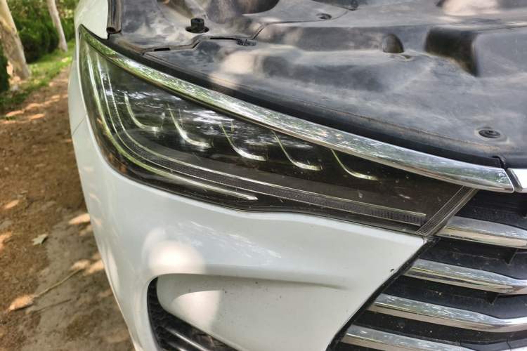 Used BYD Song MAX 2018 1.5T Automatic Smart Connect Elite Model with 6 Seats Right Front Headlight