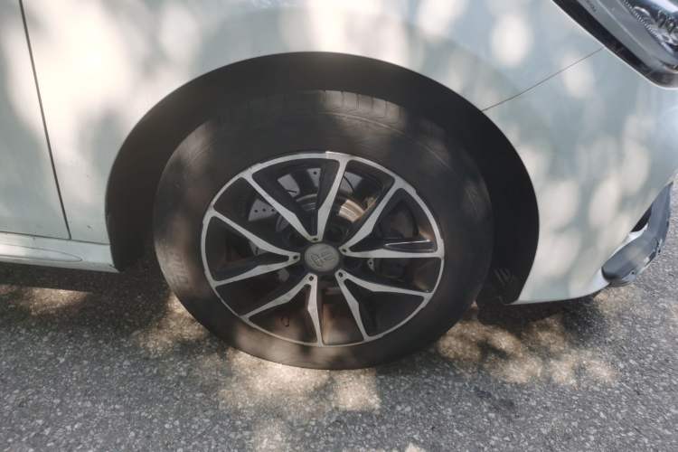 Used BYD Song MAX 2018 1.5T Manual Smart Connect Luxury 6-Seater Right Front Wheel Hub