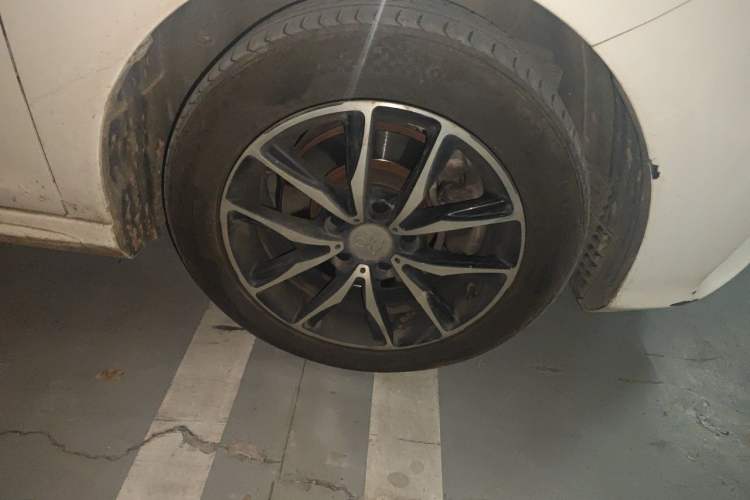 Used BYD Song MAX 2018 1.5T Automatic Smart Connect Elite Model with 6 Seats Right Front Wheel Hub