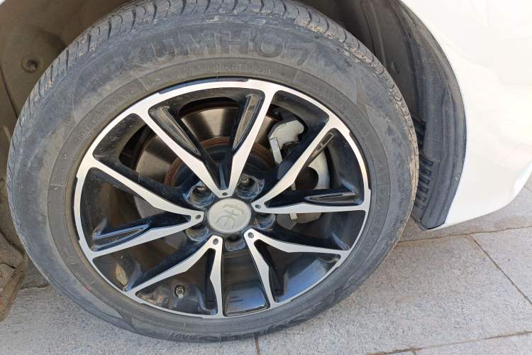 Used BYD Song MAX 2018 1.5T Automatic Smart Connect Elite Model with 6 Seats Right Front Wheel Hub