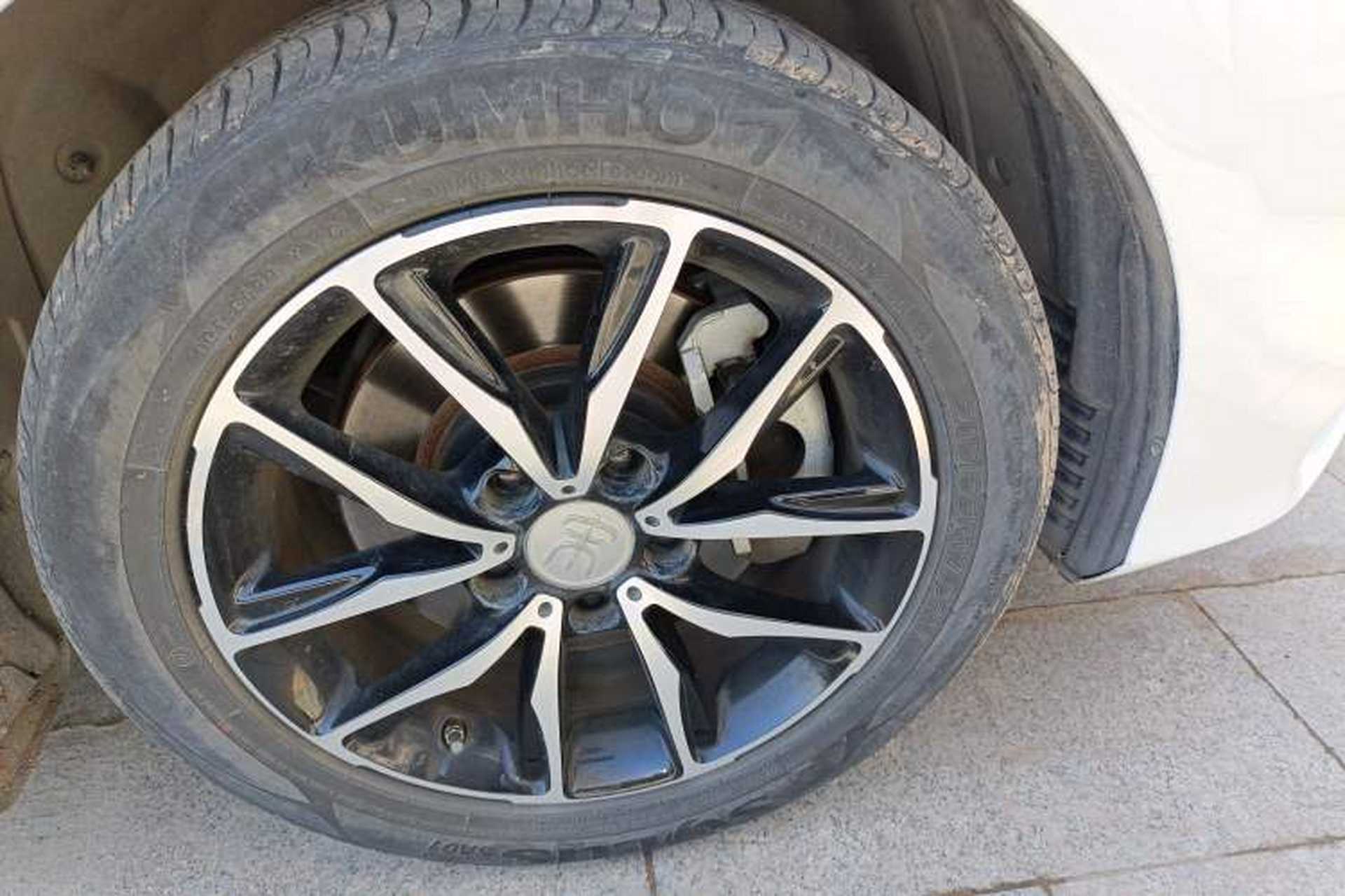 Used BYD Song MAX 2018 1.5T Automatic Smart Connect Elite Model with 6 Seats Right Front Wheel Hub