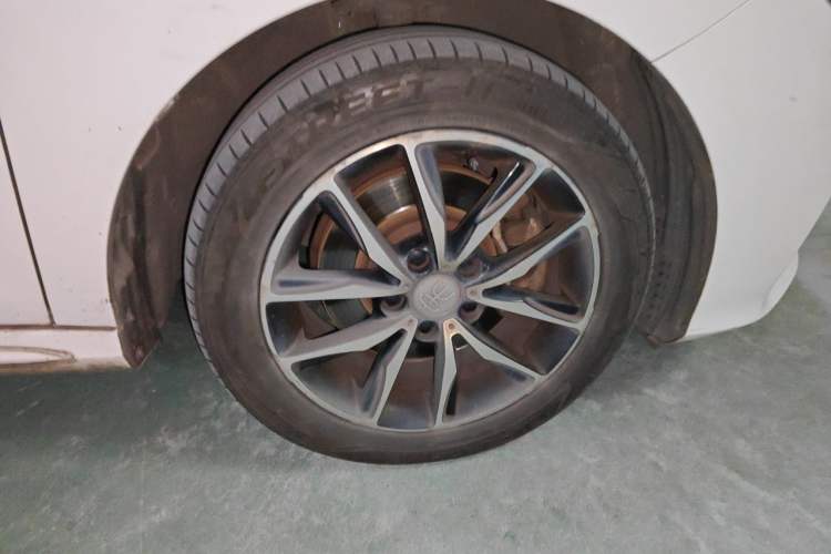 Used BYD Song MAX 2018 1.5T Automatic Smart Connect Elite Model with 6 Seats Right Front Wheel Hub