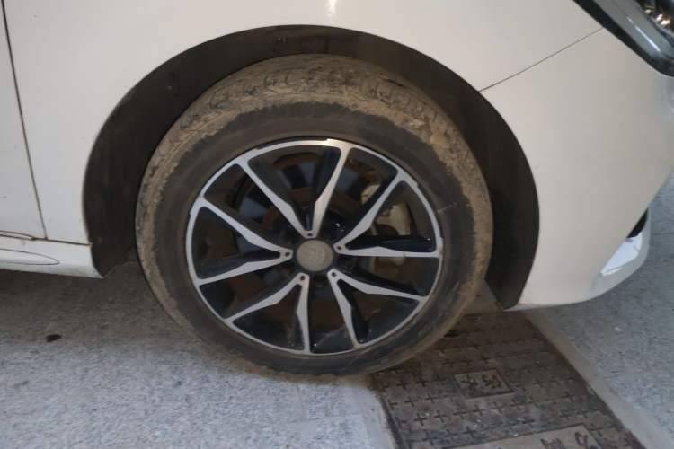 Used BYD Song MAX 2018 1.5T Automatic Smart Connect Elite Model with 6 Seats Right Front Wheel Hub