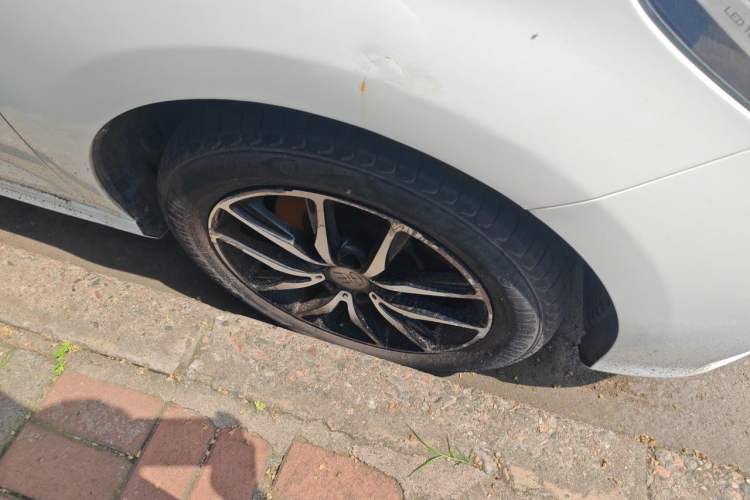 Used BYD Song MAX 2018 1.5T Manual Smart Connect Luxury 6-Seater Right Front Wheel Hub