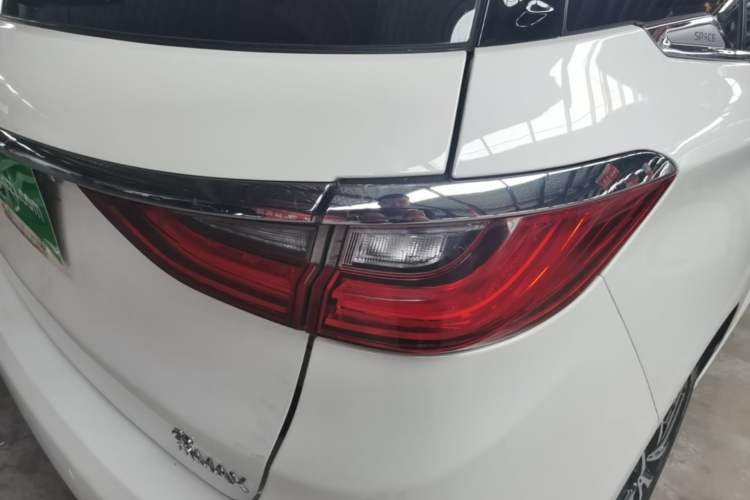 Used BYD Song MAX 2018 1.5T Automatic Smart Connect Elite Model with 6 Seats Right Rear Taillight