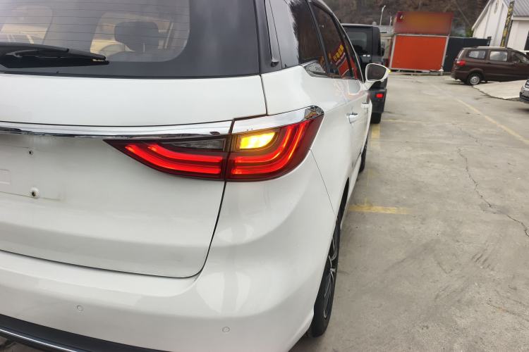 Used BYD Song MAX 2018 1.5T Automatic Smart Connect Elite Model with 6 Seats Right Rear Taillight