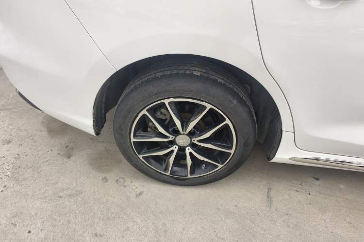 Used BYD Song MAX 2018 1.5T Automatic Smart Connect Elite Model with 6 Seats Right Rear Wheel Hub