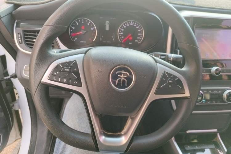 Used BYD Song MAX 2018 1.5T Manual Smart Connect Luxury 6-Seater Steering Wheel