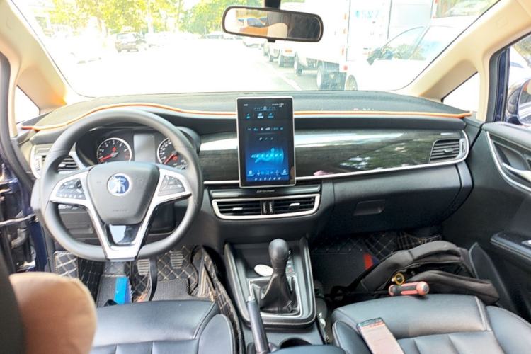 Used BYD Song MAX 2019 1.5T Manual Smart Connect Ruiyi Sunroof Model 7 Seats China VI Standard Center Console
