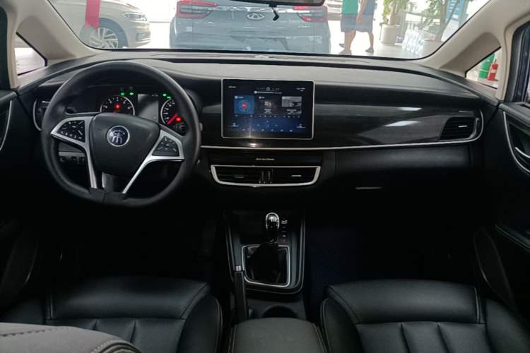 Used BYD Song MAX 2019 1.5T Manual Smart Connect Ruiyi Sunroof Model 7 Seats China VI Standard Center Console