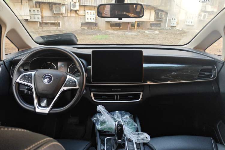 Used BYD Song MAX 2019 1.5T Automatic Smart Connect Prestige Model 6 Seats China VI Standard Center Console