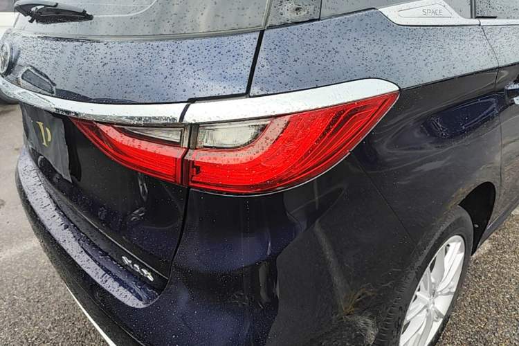 Used BYD Song MAX 2019 1.5T Manual Smart Connect Ruiyi Sunroof Model 7 Seats China VI Standard Right Rear Taillight