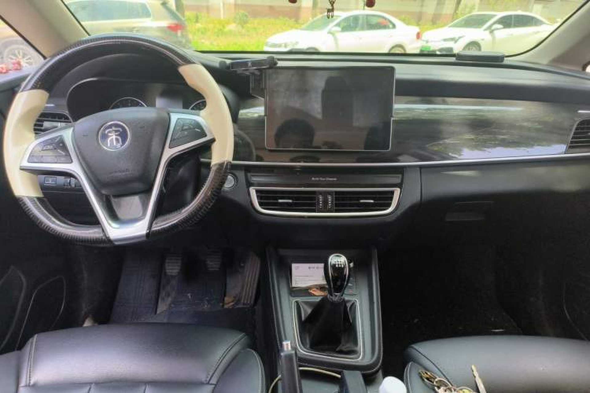 Used BYD Song MAX 2019 1.5T Manual Smart Connect Ruiyi Sunroof Model 7 Seats China VI Standard Center Console