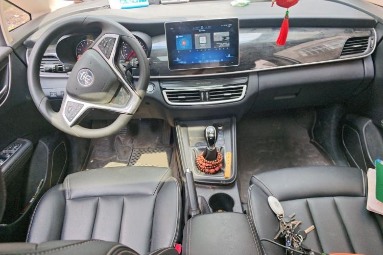 Used BYD Song MAX 2019 1.5T Manual Smart Connect Ruiyi Sunroof Model 6 Seats China VI Standard Center Console