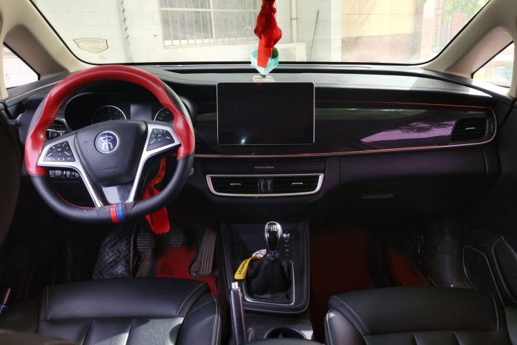 Used BYD Song MAX 2019 1.5T Manual Smart Connect Ruiyi Sunroof Model 7 Seats China VI Standard Center Console
