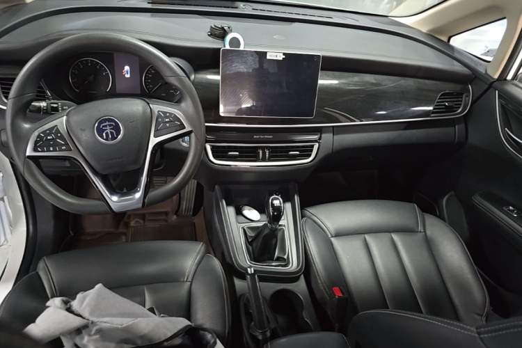 Used BYD Song MAX 2019 1.5T Manual Smart Connect Ruiyi Sunroof Model 6 Seats China VI Standard Center Console