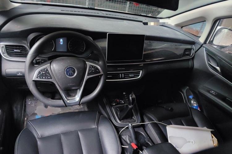 Used BYD Song MAX 2019 1.5T Manual Smart Connect Ruiyi Sunroof Model 7 Seats China VI Standard Center Console