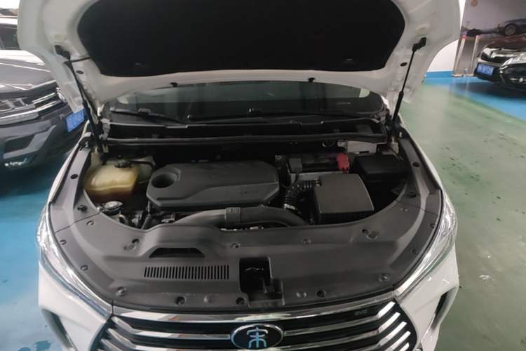 Used BYD Song MAX 2019 1.5T Automatic Smart Connect ZhiLian RuiDong 6 Seats China VI Standard Engine Bay