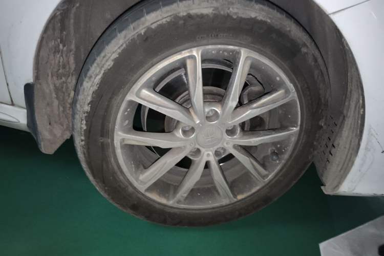 Used BYD Song MAX 2019 1.5T Manual Smart Connect Ruiyi Sunroof Model 7 Seats China VI Standard Right Front Wheel Hub