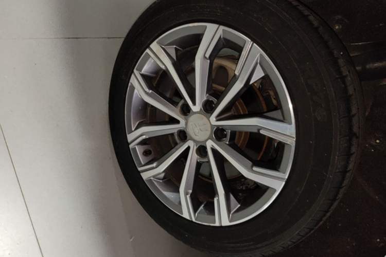 Used BYD Song MAX 2019 1.5T Automatic Smart Connect Ruiyi Sunroof Model 7 Seats China VI Standard Right Rear Wheel Hub