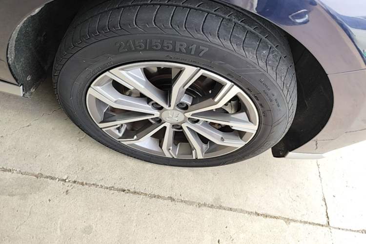 Used BYD Song MAX 2021 Upgraded Model 1.5T Automatic Flagship Version with 6 Seats Right Front Wheel Hub
