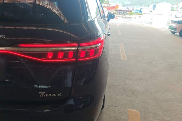 Used BYD Song MAX 2021 Upgraded Model 1.5T Automatic Luxury 7-Seater Right Rear Taillight