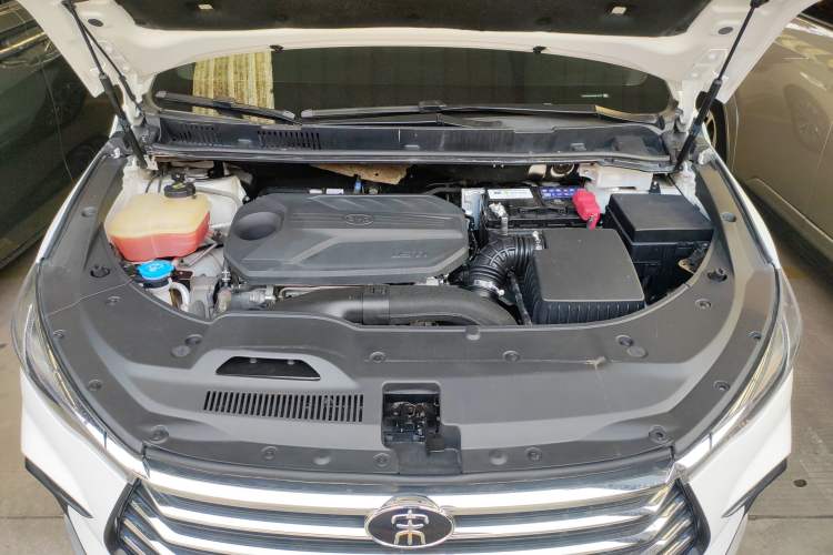 Used BYD Song MAX 2021 Upgraded Model 1.5T Automatic Luxury 6-Seater Engine Bay