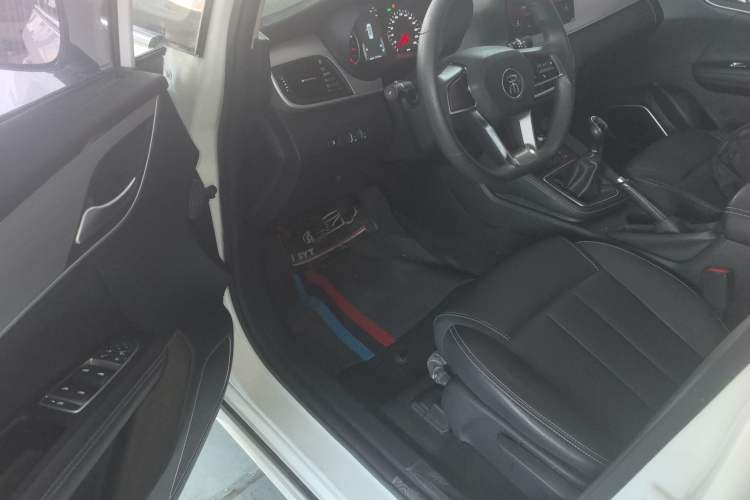 Used BYD Song MAX 2021 Upgraded Model 1.5T Manual Luxury 7-Seater Interior 3