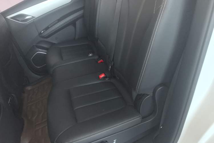Used BYD Song MAX 2021 Upgraded Model 1.5T Manual Luxury 7-Seater Interior 4