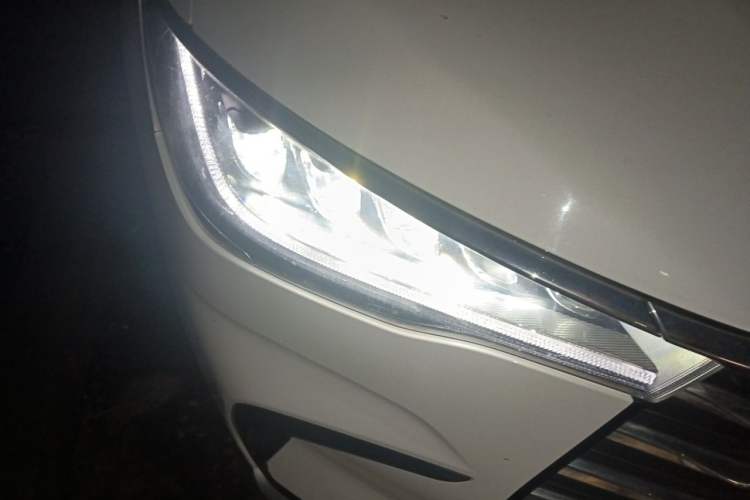 Used BYD Song MAX 2021 Upgraded Model 1.5T Automatic Luxury 6-Seater Right Front Headlight