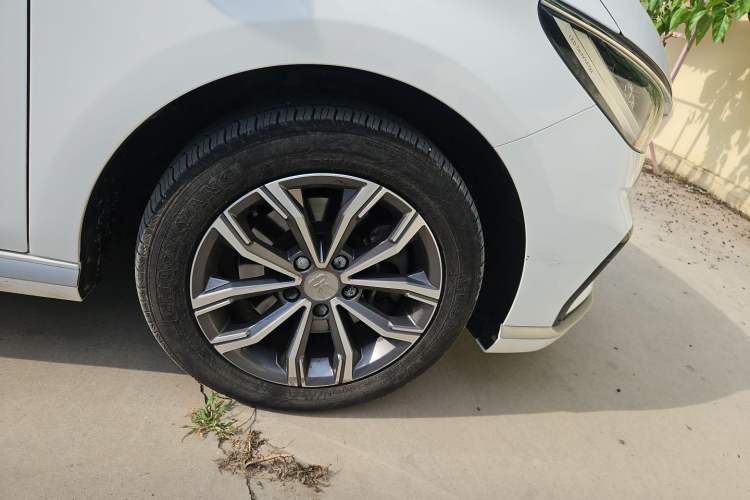Used BYD Song MAX 2021 Upgraded Model 1.5T Automatic Luxury 6-Seater Right Front Wheel Hub