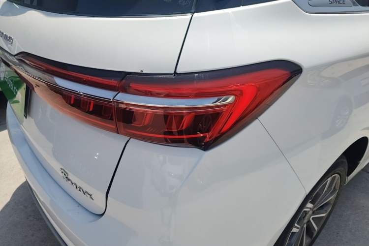 Used BYD Song MAX 2021 Upgraded Model 1.5T Automatic Luxury 7-Seater Right Rear Taillight