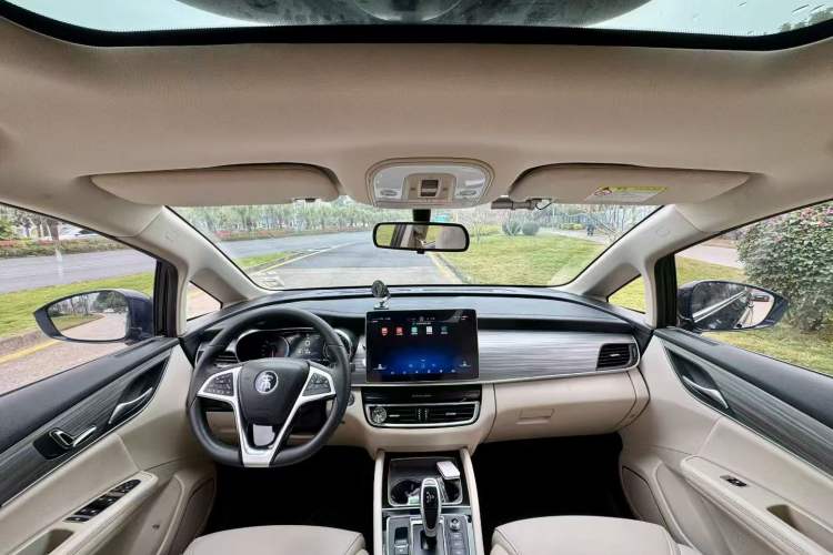 Used BYD Song MAX New Energy 2019 DM 1.5T Smart Connect Enjoyment Model 7 Seats China V Emission Standard Center Console