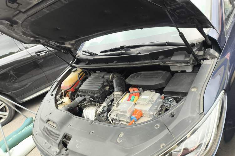 Used BYD Song MAX New Energy 2019 DM 1.5T Smart Connect Advanced 6-Seater China VI Standard Engine Bay