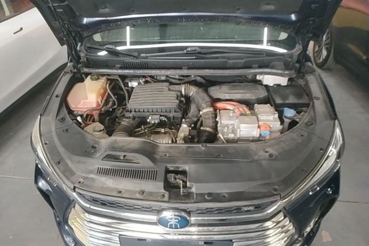 Used BYD Song MAX New Energy 2019 DM 1.5T Smart Connect Advanced 6-Seater China VI Standard Engine Bay