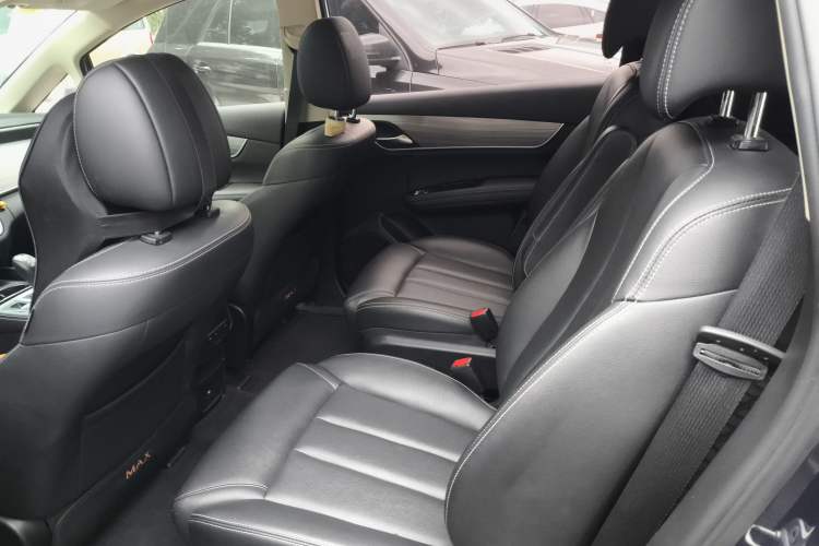 Used BYD Song MAX New Energy 2019 DM 1.5T Smart Connect Advanced 6-Seater China VI Standard Interior 4