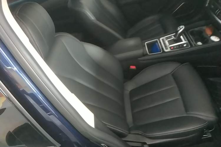 Used BYD Song MAX New Energy 2019 DM 1.5T Smart Connect Advanced 6-Seater China VI Standard Right Front Seat