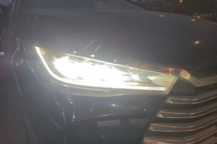 Used BYD Song MAX New Energy 2019 DM 1.5T Smart Connect Enjoyment Model 7 Seats China VI Standard Right Front Headlight