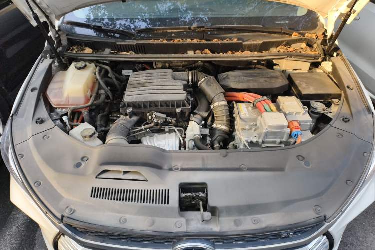 Used BYD Song MAX New Energy 2019 DM 1.5T Smart Connect Advanced 6-Seater China VI Standard Engine Bay