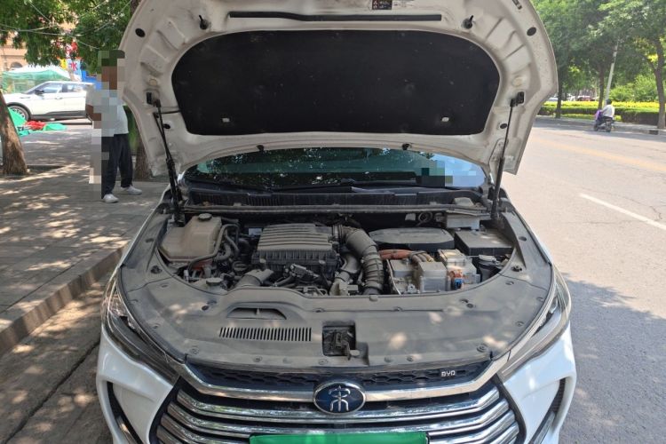 Used BYD Song MAX New Energy 2019 DM 1.5T Smart Connect Enjoyment Model 6 Seats China VI Standard Engine Bay