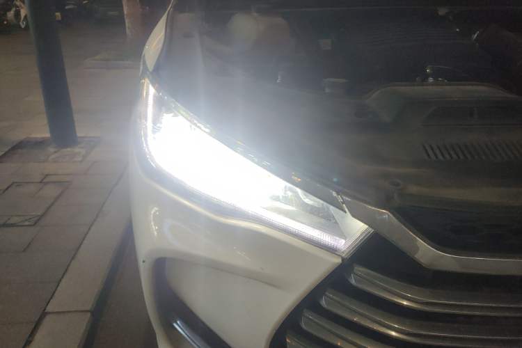Used BYD Song MAX New Energy 2019 DM 1.5T Smart Connect Advanced 7-Seater China VI Standard Right Front Headlight