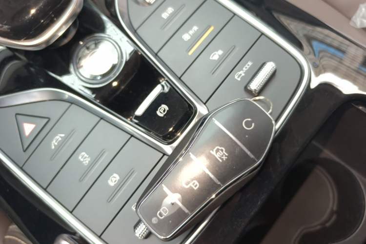 Used BYD Song MAX New Energy 2022 DM-i 105KM Flagship Model Interior 1