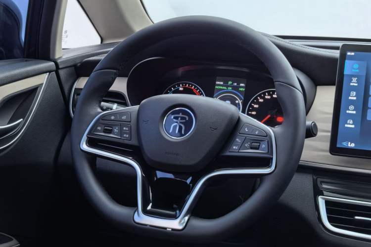 Used BYD Song MAX New Energy 2022 DM-i 105KM Prestige Model Interior 4
