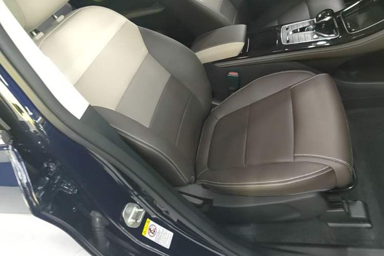 Used BYD Song MAX New Energy 2022 DM-i 105KM Prestige Model Right Front Seat