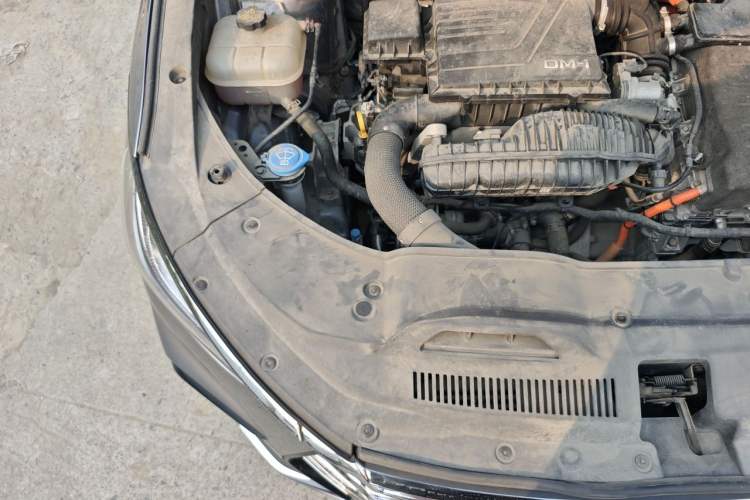 Used BYD Song MAX New Energy 2022 DM-i 105KM Flagship Model Engine Bay Right