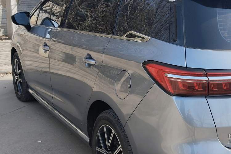 Used BYD Song MAX New Energy 2022 DM-i 105KM Flagship Model Exterior 4