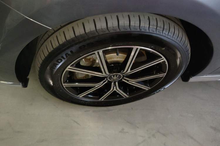Used BYD Song MAX New Energy 2022 DM-i 105KM Flagship Model Left Front Wheel Hub