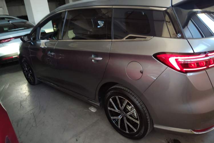 Used BYD Song MAX New Energy 2022 DM-i 105KM Flagship Model Left Side